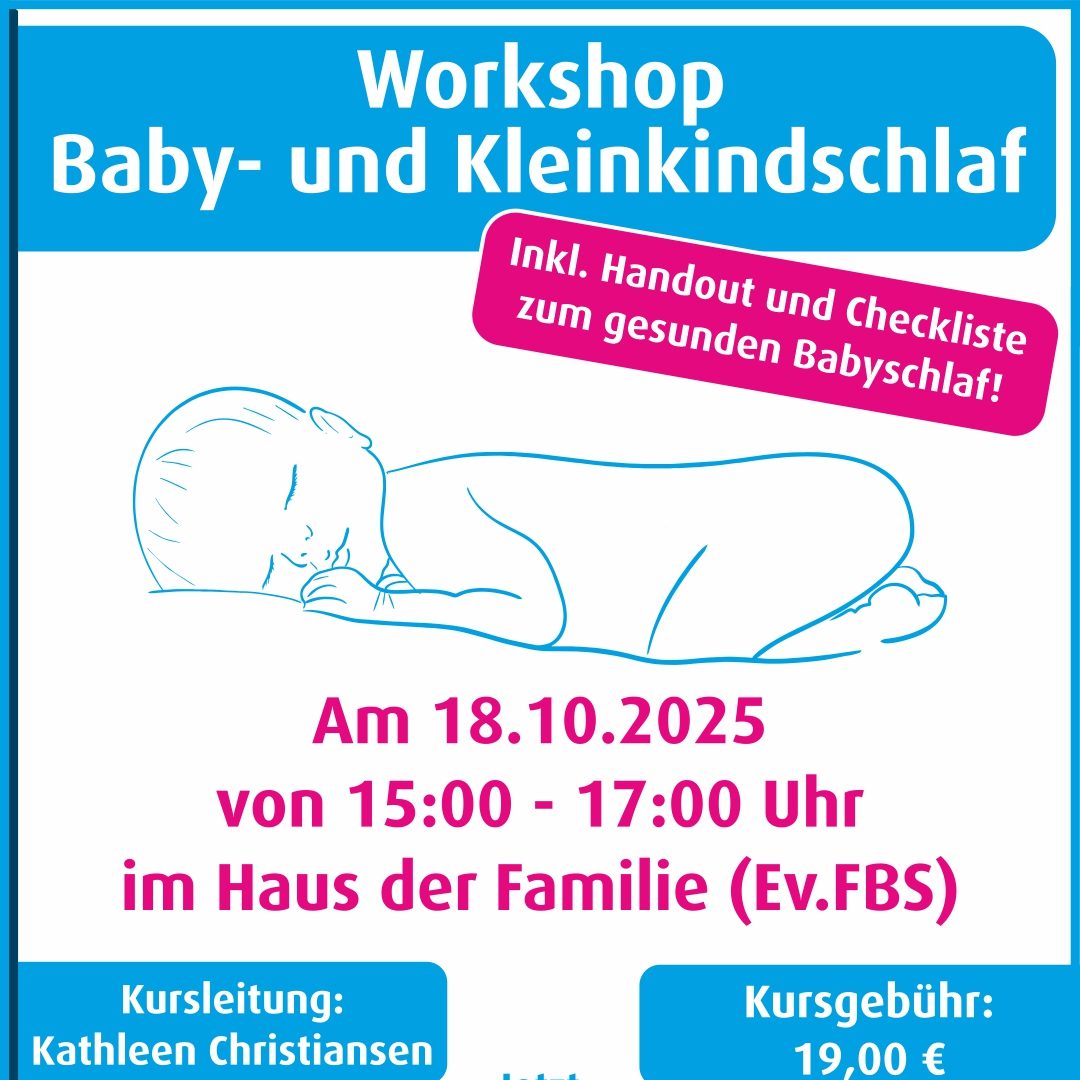 Kinderhände halten ein Stück süßes Gebäck, mit Puderzucker bestäubt.